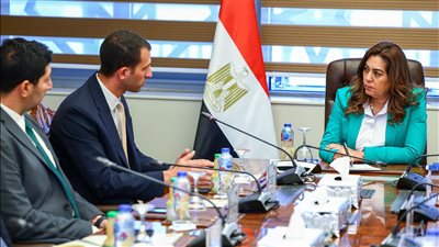 وزيرة التنمية المحلية تبحث مع ممثلي شركة 