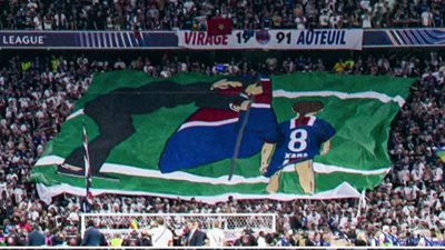 رفعت الجماهير صورتها.. من تكون زانا التي حركت مشاعر المشجعين في نهائي الأبطال؟