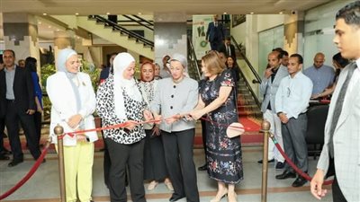  فؤاد تفتتح معرض 