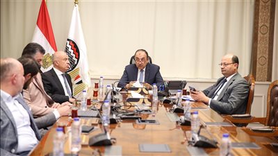 وزير قطاع الأعمال يلتقي وفدًا من 