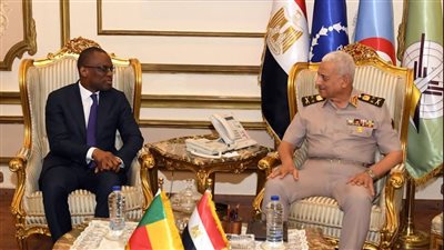 الفريق أول عبد المجيد صقر القائد العام للقوات المسلحة وزير الدفاع والإنتاج الحربى  يلتقى وزير خارجية جمهورية بنين