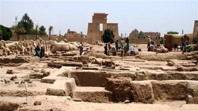 نقوش تكشف أسرارا جديدة في الكرنك والعثور على آثار بمنطقتين في الأقصر