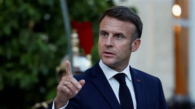 أول تعليق للرئيس الفرنسي ماكرون على أزمة السفينة 