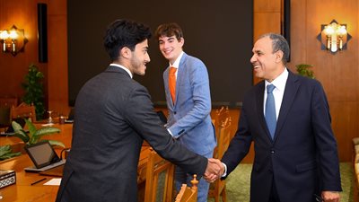 وزير الخارجية والهجرة يلتقي بمجموعة من الطلاب في الجامعات بالمملكة المتحدة