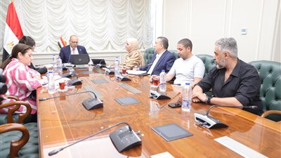 وزير العمل يبحث مع وفدِ من 