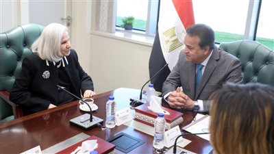 نائب رئيس مجلس الوزراء وزير الصحة والسكان يُكرم السفيرة هيفاء ابو غزالة تقديرًا لجهودها 