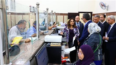 وزيرة التنمية المحلية تقوم بجولة مفاجئة على حي عابدين بالقاهرة لمتابعة سير العمل في المركز التكنولوجي