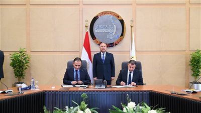 وزير الصناعة والنقل يشهد توقيع عقد ترخيص شركة 