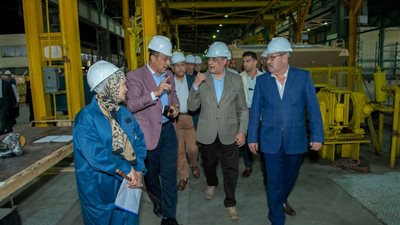 وزير الدولة للإنتاج الحربى يتابع مراحل التصنيع العسكرى والمدنى بمصنع إنتاج وإصلاح المدرعات