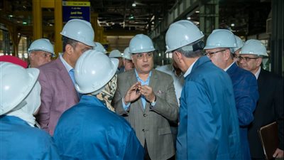 وزير الدولة للإنتاج الحربى يتابع مراحل التصنيع العسكرى والمدنى بمصنع إنتاج وإصلاح المدرعات