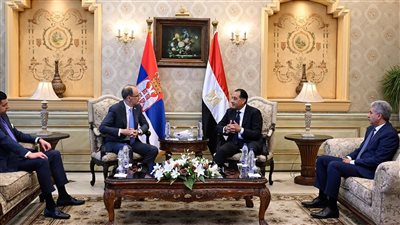 رئيس الوزراء يستقبل رئيس وزراء صربيا بمطار القاهرة الدولي