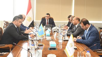وزير الإسكان يلتقى ممثل شركة استادات للاستثمار الرياضي لمناقشة مجالات التعاون المشترك