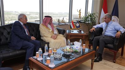 وزير السياحة والآثار يبحث مع رئيس المنظمة العربية للسياحة ترتيبات مؤتمر 