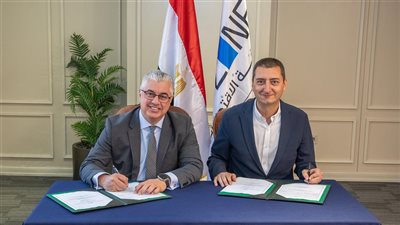 باستثمارات تبلغ 18 مليون دولار.. رئيس اقتصادية قناة السويس يوقع عقد مع شركة 