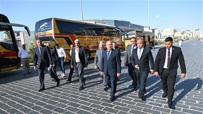 وزير الصناعة والنقل يتفقد عدد 20 حافلة مرسيدس جديدة تم إنتاجها محليًا 