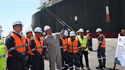 رئيس الوزراء يستهل جولته بميناء العين السخنة بتفقد سفينة تغييز الغاز الطبيعي المسال 