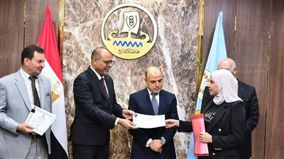 وزير العمل ومحافظ كفر الشيخ يسلّمان عقود عمل لذوي همم .. وشهادات لأوائل خريجي دورات تدريب مهني