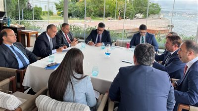  وزير الخارجية والهجرة يلتقي بمجموعة من رجال الأعمال الأتراك خلال زيارته لإسطنبول