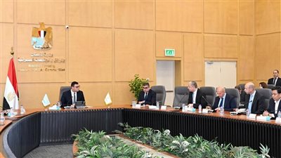 وزير الإسكان يعقد اجتماعًا لمتابعة موقف منطقة الأعمال المركزية بالعاصمة الإدارية الجديدة