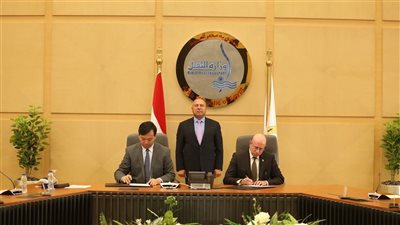 وزير الصناعة والنقل يشهد توقيع عقد بناء سفينتين جديدتين من سفن الصب الجاف