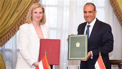 وزير الخارجية والهجرة يجري مشاورات سياسية مع نظيرته النمساوية