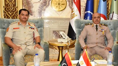 الفريق أحمد خليفة رئيس أركان حرب القوات المسلحة يلتقى رئيس أركان القوات البرية بالجيش الليبى