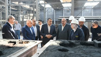 وزير الدولة للإنتاج الحربي يتابع سير العملية الإنتاجية بشركة حلوان للمسبوكات (مصنع 9 الحربي)