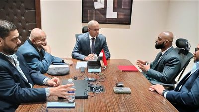 وزير الإسكان يناقش مع مسئولي أحد التحالفات العالمية التصنيع المحلي للمهمات الكهروميكانيكية بمشروعات مياه الشرب والصرف الصحي