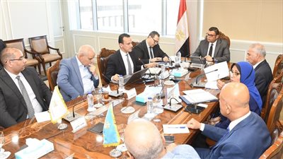وزير الإسكان يعقد اجتماعًا لمتابعة آخر مستجدات إنشاء وحدتي 
