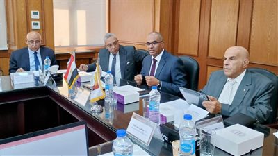 نائب وزير الإسكان يعقد اجتماعًا مع اللجنة التنسيقية العليا لتحديث أكواد مياه الشرب والصرف الصحي