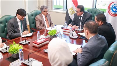 وزير الصحة يلتقي السفير الباكستاني لبحث التعاون في مبادرات الصحة العامة ومكافحة الأمراض الوبائية