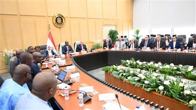  وزير الصناعة والنقل يلتقي وزير النقل والطيران بجمهورية سيراليون