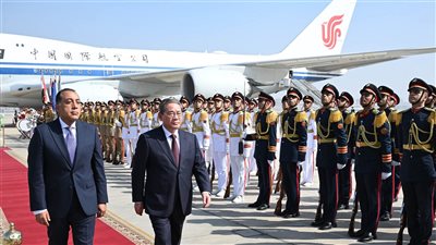 رئيس الوزراء يستقبل رئيس مجلس الدولة الصيني بمطار القاهرة الدولي