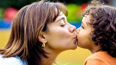 طبيبة توضح خطورة تقبيل الأطفال على الشفاه