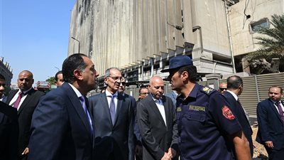 رئيس الوزراء يتفقد 