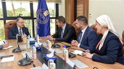 رئيس هيئة الدواء المصرية يعقد اجتماعاً مع شركة «ساندوز» 