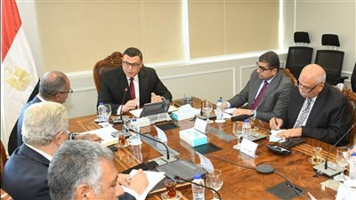وزير الإسكان يتابع موقف عددٍ من مشروعات مرافق مياه الشرب والصرف الصحي بالمدن الجديدة والمحافظات
