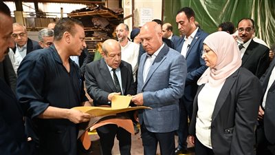 وزير الصناعة والنقل يفتتح مصنع لإنتاج الزجاج الهندسي