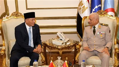 الفريق أول عبد المجيد صقر القائد العام للقوات المسلحة وزير الدفاع والإنتاج الحربى  يلتقى وزير الدفاع الإندونيسى