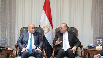 وزير العمل يلتقي وفدًا من شركة 