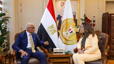 وزيرة التنمية المحلية تتابع مع محافظ شمال سيناء جهود التنمية بالمحافظة