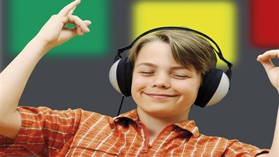 خبراء يحذرون.. سماعات الرأس تهدد سمع الشباب وتزيد خطر الإصابة بأمراض عصبية