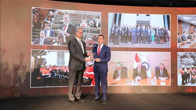 وزير البترول يكرم مجموعة من الوزراء وكبار المسئولين على دورهم كشركاء للعمل التكاملي 