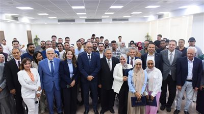 وزير العمل يُسلم شهادات إجتياز دورة تدريبية على مهنة 