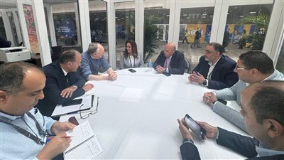 وزيرة التنمية المحلية تبحث مع رئيس ومؤسس شركة (إزري) العالمية مجالات التعاون المشترك