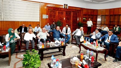 وزير الإسكان يعقد اجتماعًا بمقر جهاز 