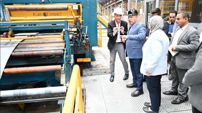 وزير الصناعة والنقل يتفقد 3 مصانع متخصصة في الصناعات الغذائية والمعدنية ومواد البناء بمدينة العبور الصناعية 