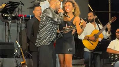 أحمد سعد يفاجئ زوجته علياء بسيوني بعيد ميلادها خلال حفله «مراسي»