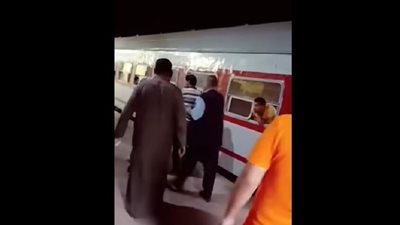 فيديو داخل محطة قطار في مصر يثير ضجة.. ما القصة؟