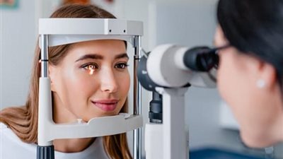 دراسة تحذّر: لقاح فايزر قد يسبب مشكلات في بطانة القرنية